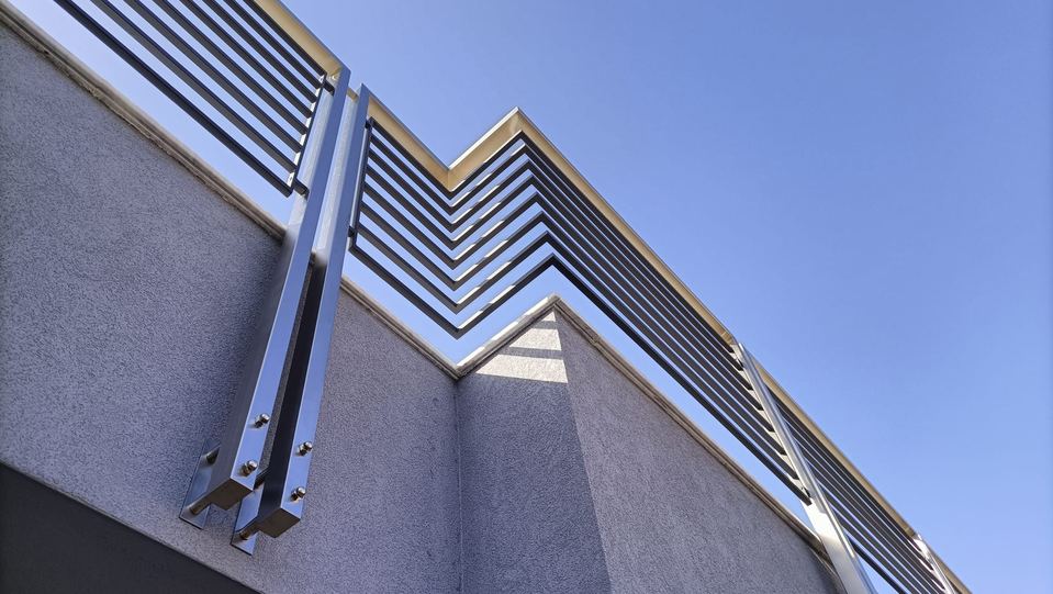 Ringhiera per esterni a moduli con paletti e corrimano in acciaio inox satinato e barre di protezione in acciaio inox verniciato