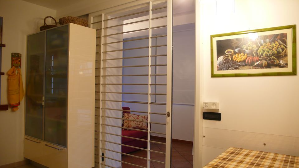 Grata scorrevole per porta interna, in stile moderno, in ferro e acciaio inox satinato, serratura di sicurezza.