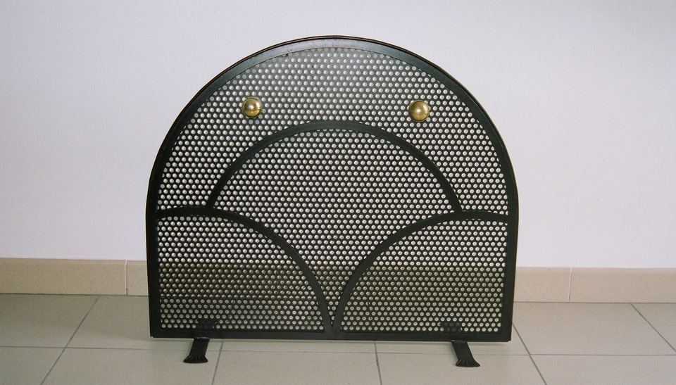 parascintille ad arco in lamiera forata con decori in ferro battuto trattata con vernice ad alta temperatura