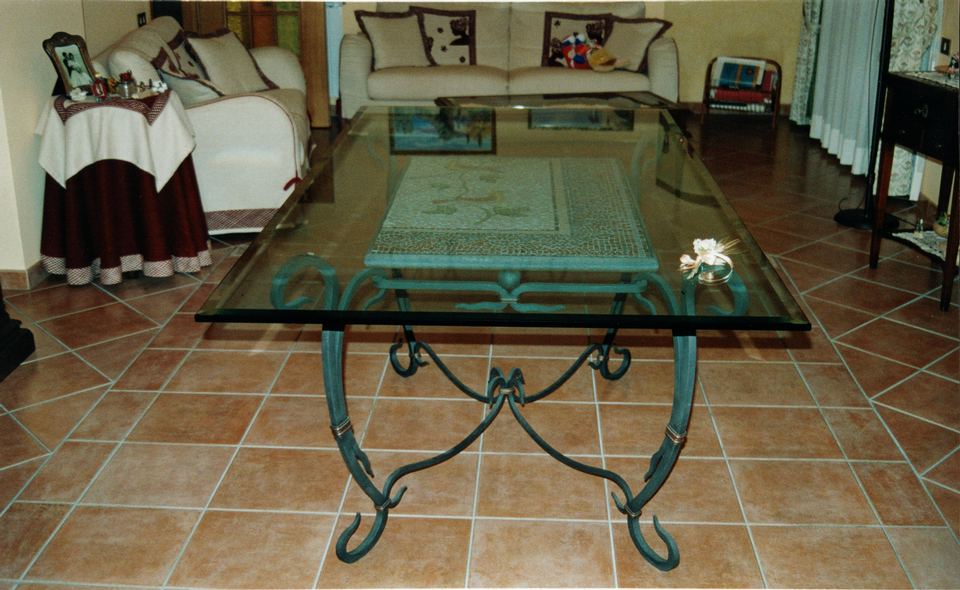 tavolo rettangolare in stile classico, in ferro battuto, con ripiano in mosaico e cristallo trasparente
