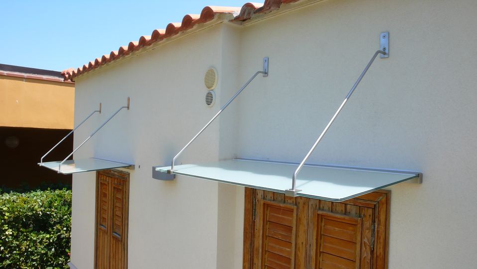 Pensilina con staffe in tondino di acciaio inox satinato e vetro opaco.
Pinza reggi vetro in acciaio inox satinato.