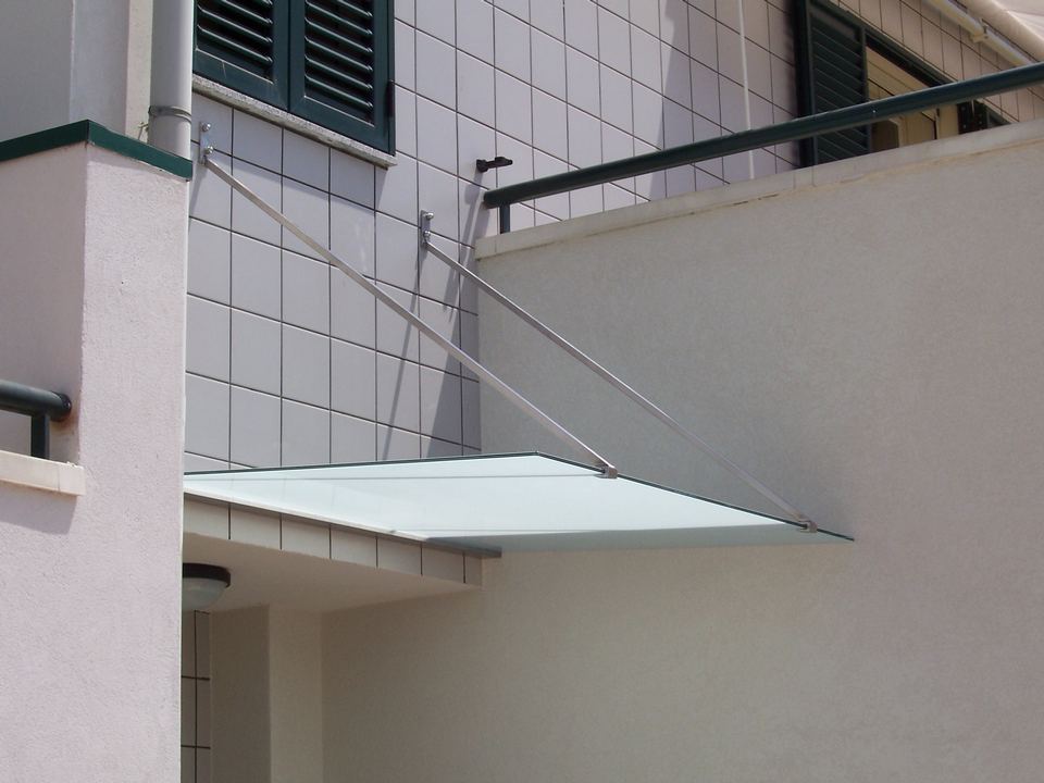 pensilina in vetro stratificato. Struttura in acciaio inox con pinze reggi vetro