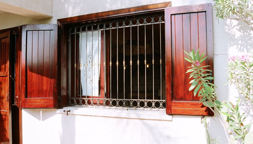 Grata di sicurezza in ferro battuto verniciato e borchie in ottone